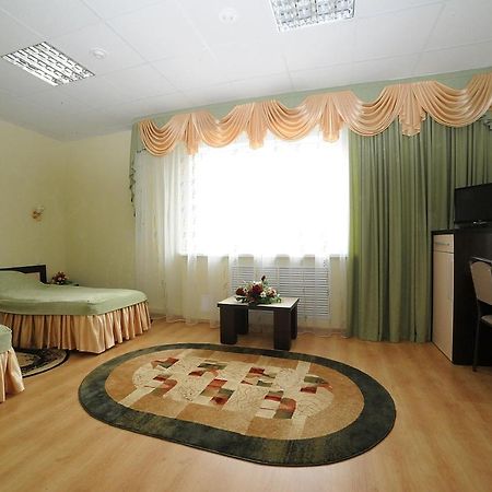 Virazh Hotel Suponevo  Buitenkant foto